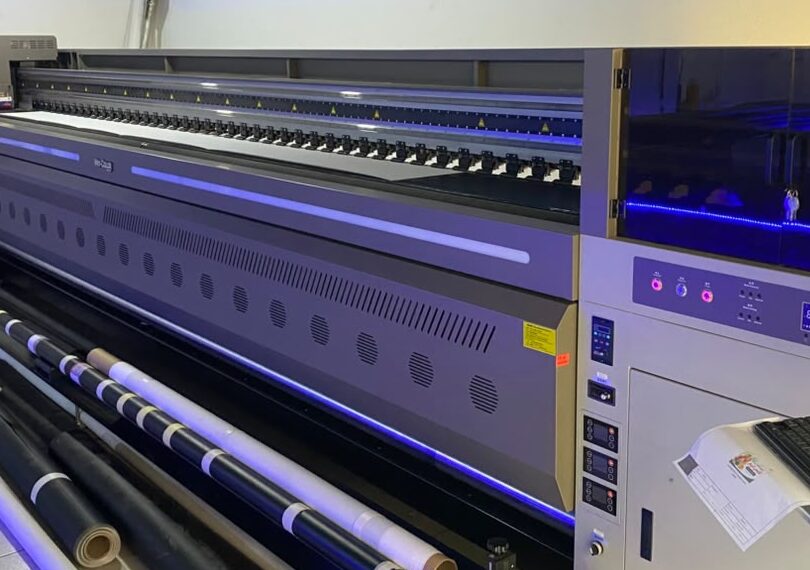 مكينة طباعة UV